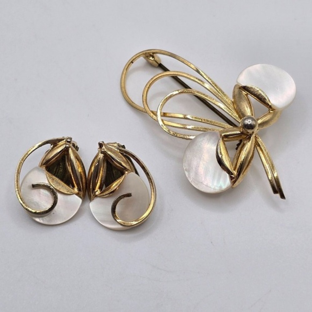 Vintage Brooch Earrings Set Gold Tone Mother of Pearl Bow Swirl Elegant‎